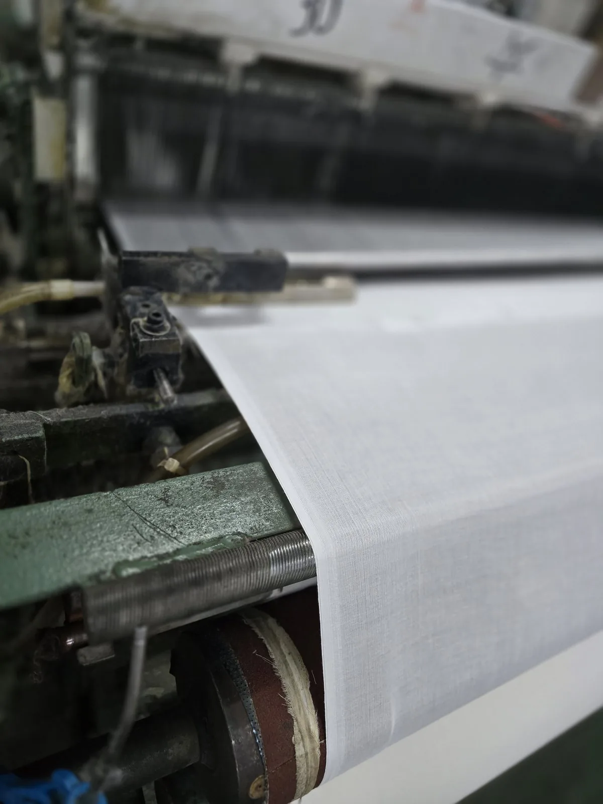 MG768 woven fabric edge detail during operation